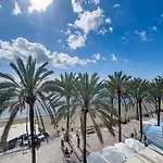 Palm 2f A Stylish Seaside With Parking Apartmán